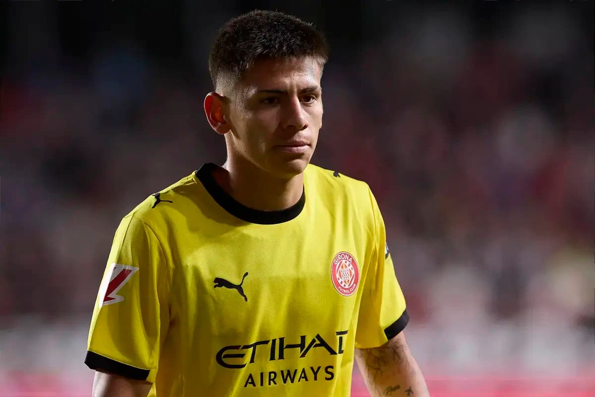 Jugador de Girona con camiseta amarilla en el campo