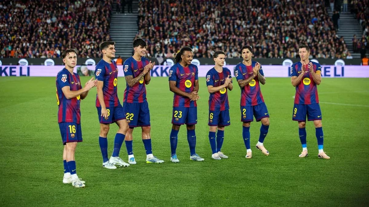 Jugadores de Barcelona aplaudiendo en el campo