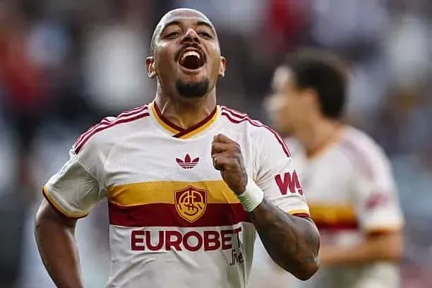 Jugador celebrando un gol en el partido