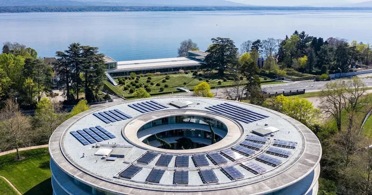 Vista aérea de edificio con paneles solares y lago