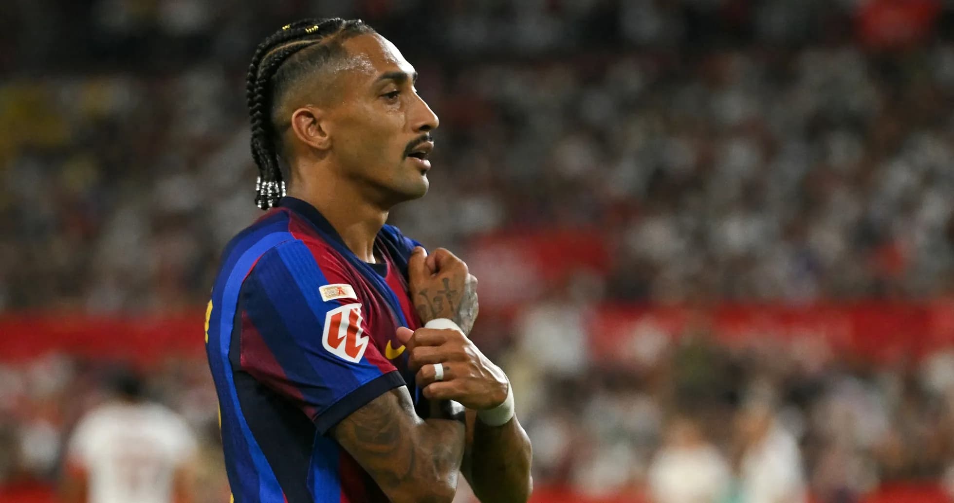 Jugador de Barcelona en el campo durante el partido