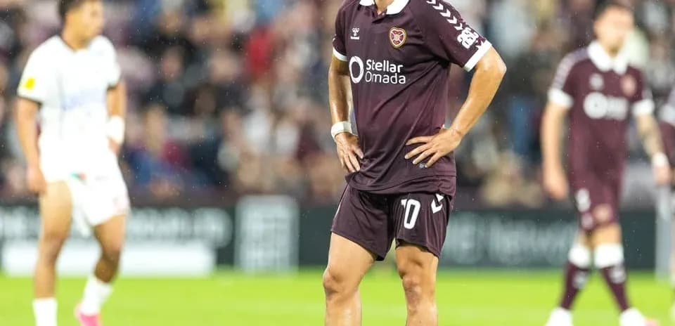 Jugador de Heart of Midlothian en frustración