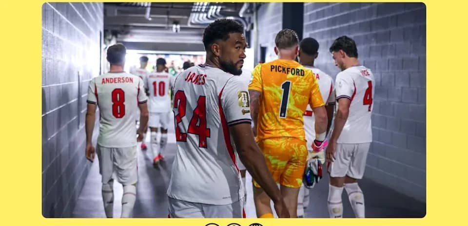 Jugadores saliendo del túnel hacia el campo
