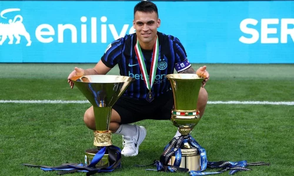Jugador de Inter celebrando con dos trofeos