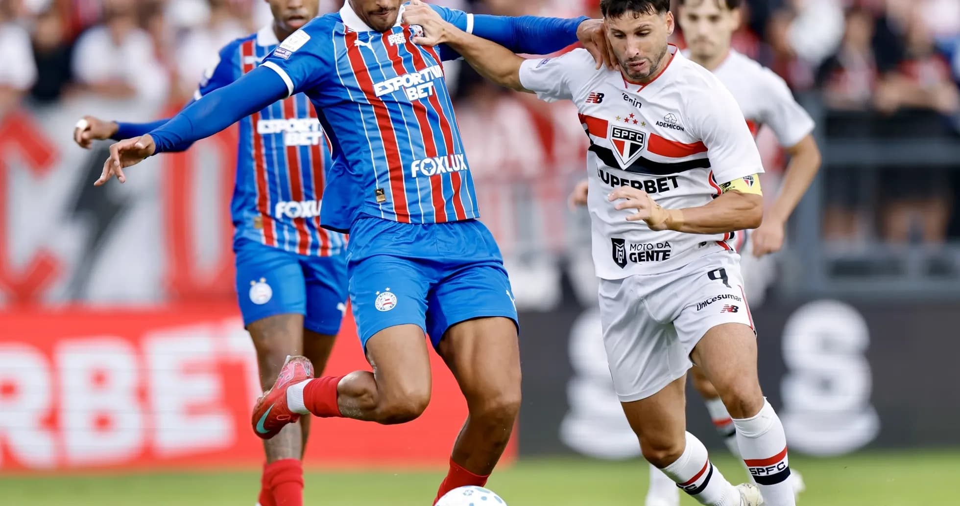 Jugador de Bahia compitiendo con jugador de Sao Paulo