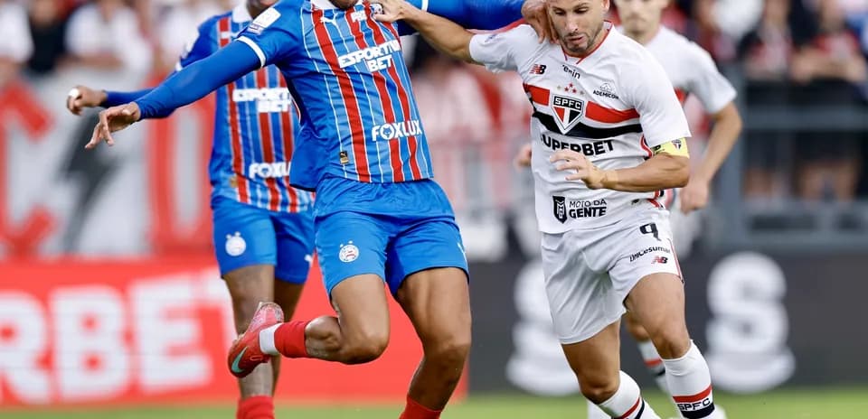 Jugador de Bahia compitiendo con jugador de Sao Paulo