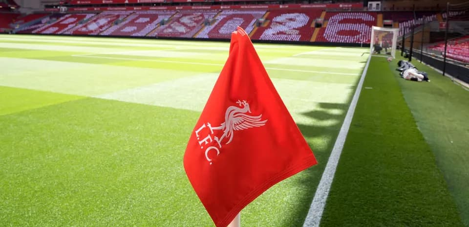 Bandera de córner de Liverpool en el campo