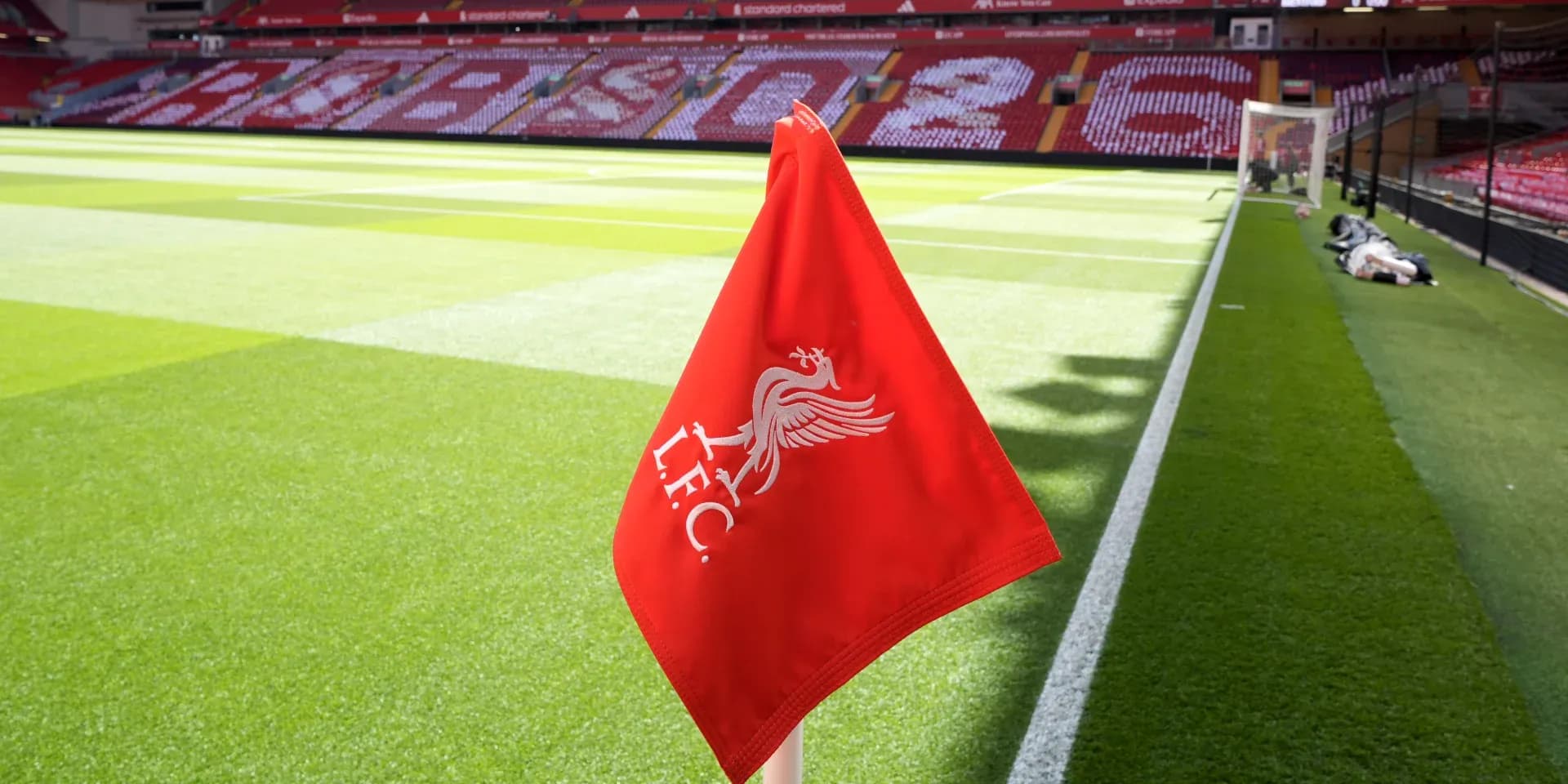 Bandera de córner de Liverpool en el campo