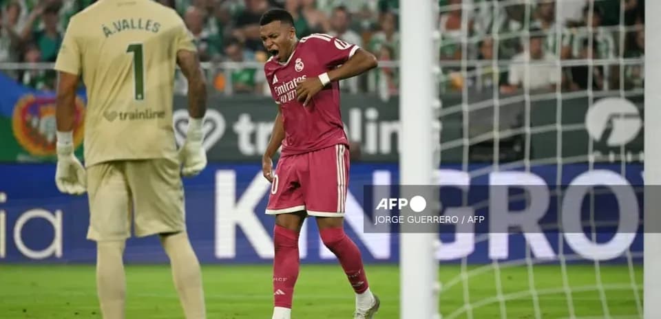 Jugador de Real Madrid lamentándose tras jugada
