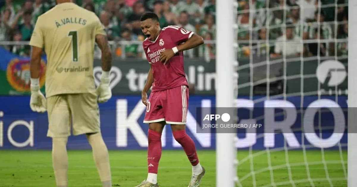 Jugador de Real Madrid lamentándose tras jugada