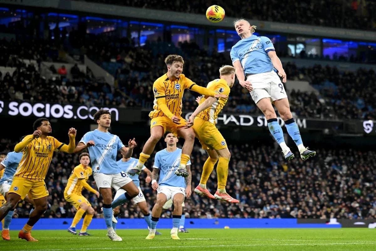 Erling Haaland saltando para cabecear el balón