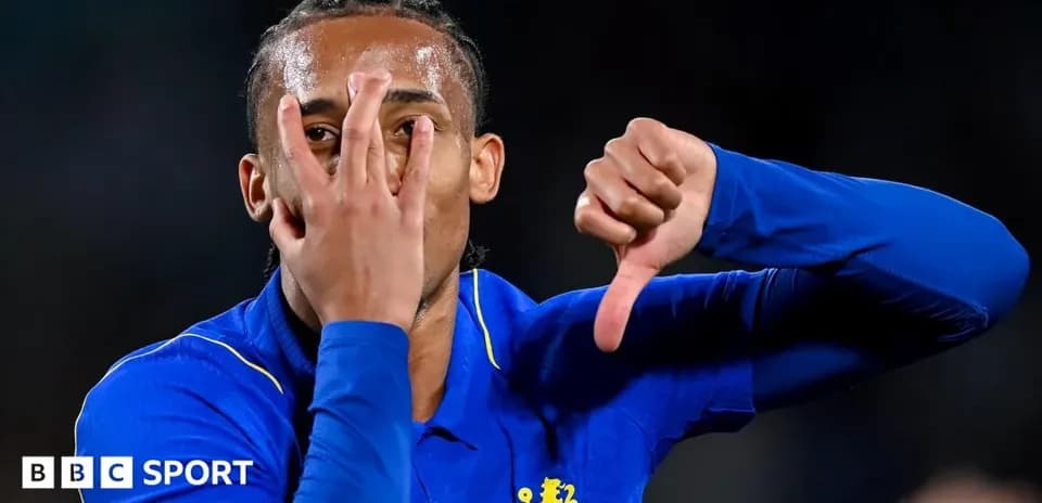 Jugador de Chelsea mostrando un gesto con las manos