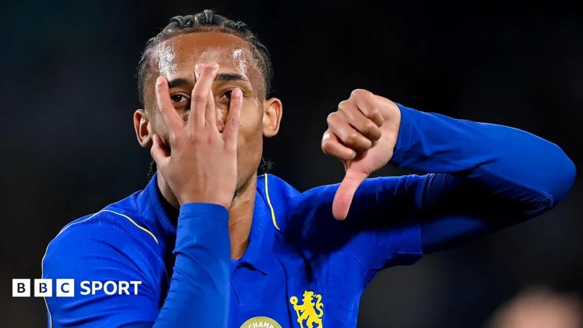 Jugador de Chelsea mostrando un gesto con las manos