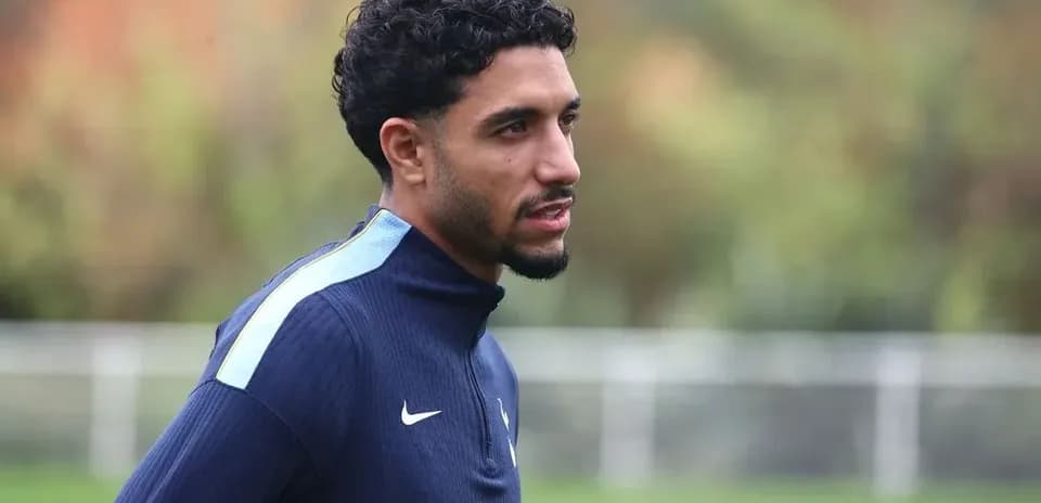 Jugador entrenando en el campo de fútbol