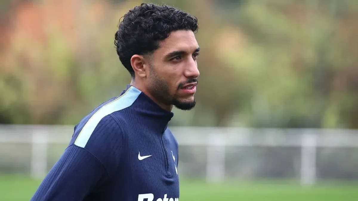 Jugador entrenando en el campo de fútbol