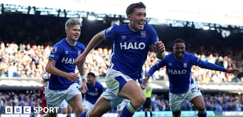 Jugadores de Ipswich celebrando un gol en el campo