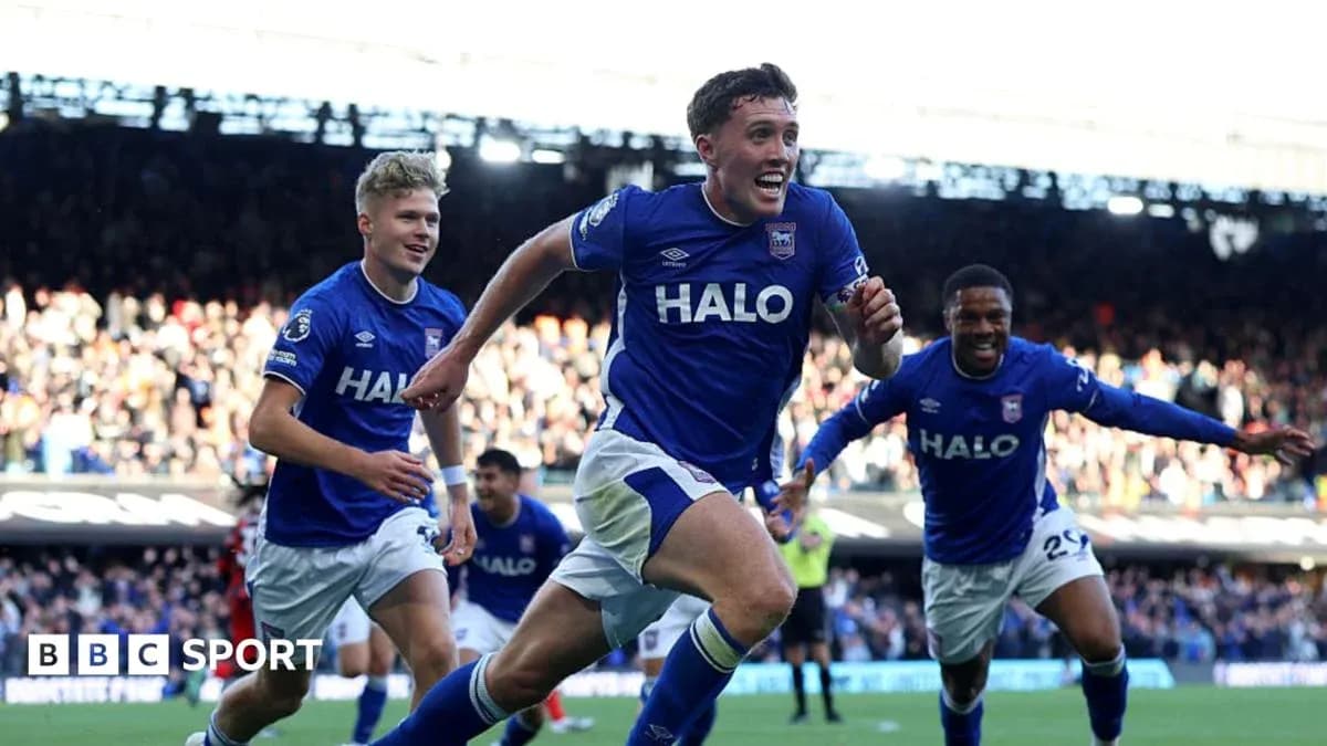Jugadores de Ipswich celebrando un gol en el campo