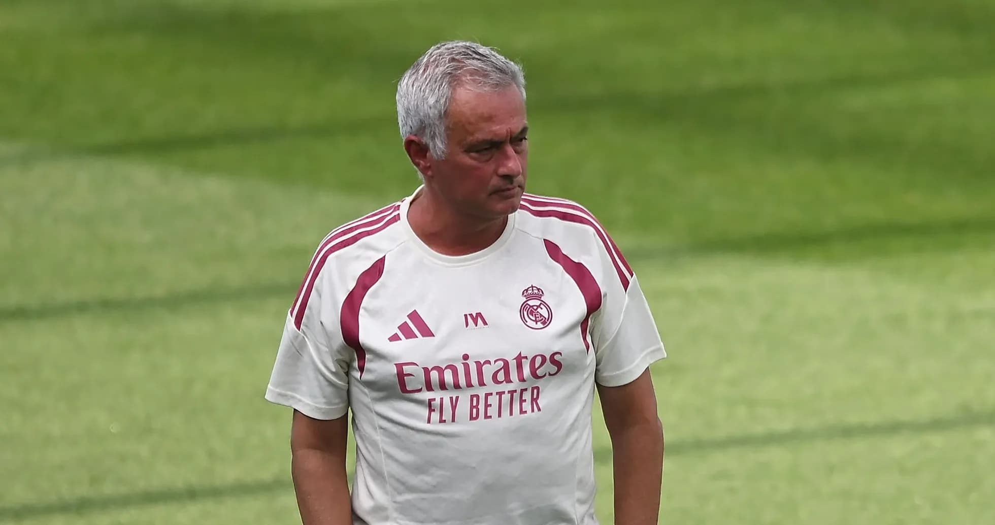 Entrenador dirigiendo en el campo de entrenamiento