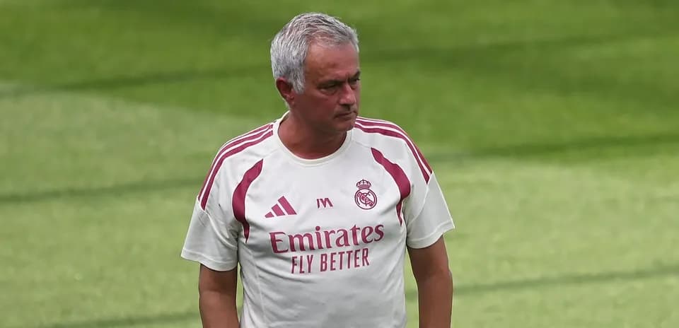 Entrenador dirigiendo en el campo de entrenamiento