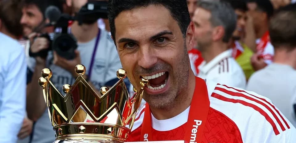 Entrenador levantando trofeo de la Premier League