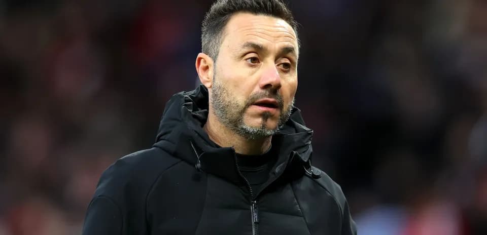 Entrenador en la línea de banda durante el partido