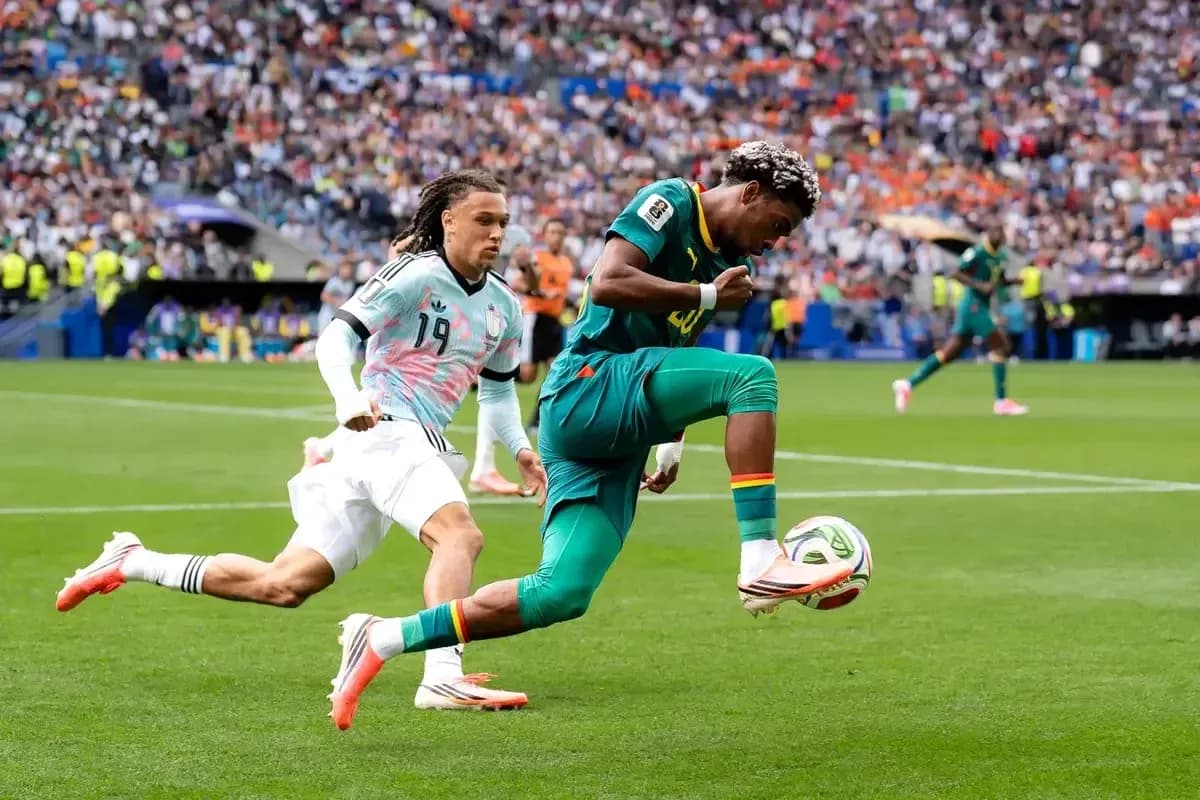 Jugador de Camerún driblando a defensor durante partido