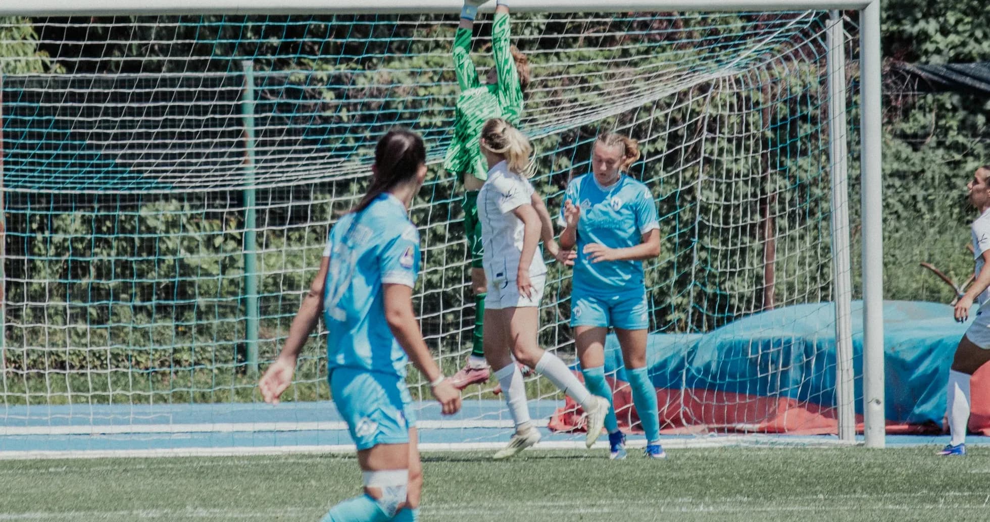 Portera atrapando el balón en el partido