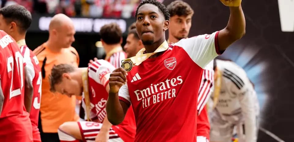 Jugador de Arsenal mostrando medalla de ganador