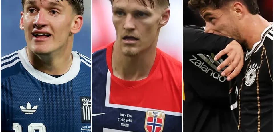 Tres jugadores de fútbol en diferentes momentos de juego