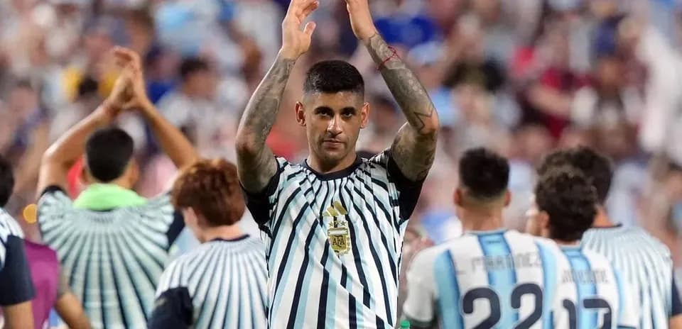 Jugador argentino aplaudiendo a la afición