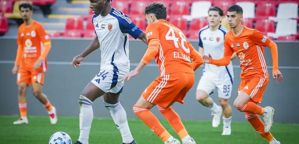 Jugadores compitiendo en el partido U23