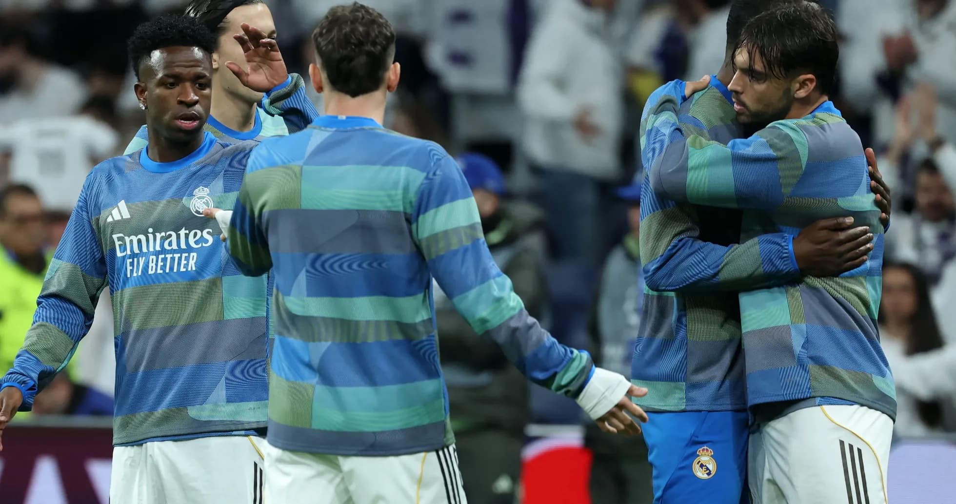 Jugadores del Real Madrid se abrazan en el campo