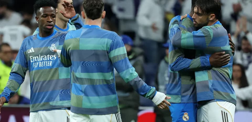 Jugadores del Real Madrid se abrazan en el campo