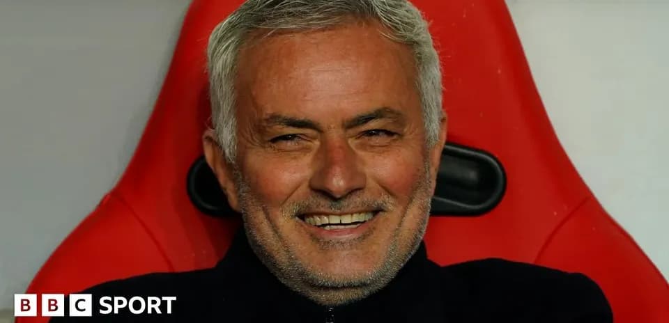 Entrenador sonriendo en el banquillo del estadio