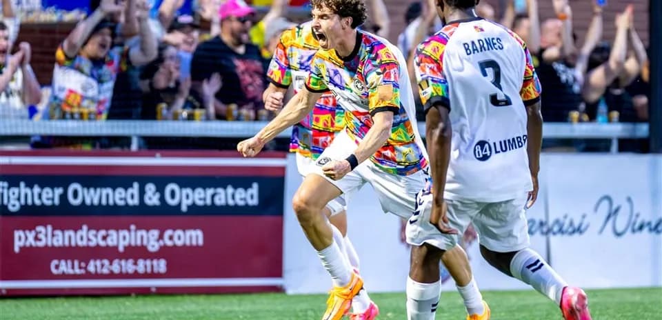 Jugador celebrando un gol en el partido