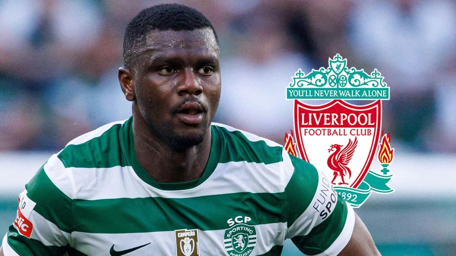 Jugador de Sporting CP corriendo con uniforme a rayas