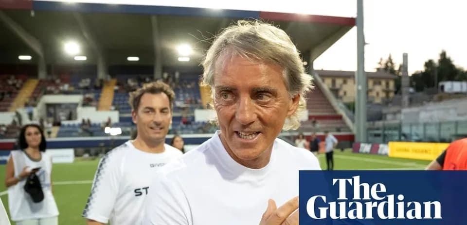 Entrenador en el campo tras un partido de fútbol