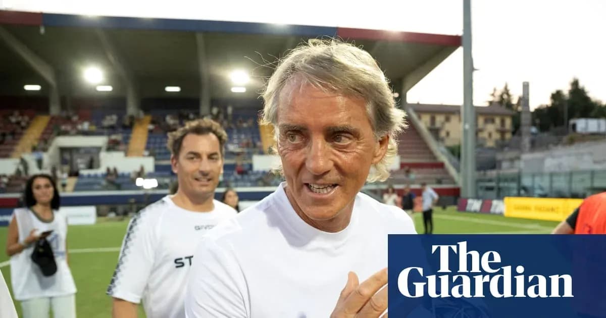 Entrenador en el campo tras un partido de fútbol