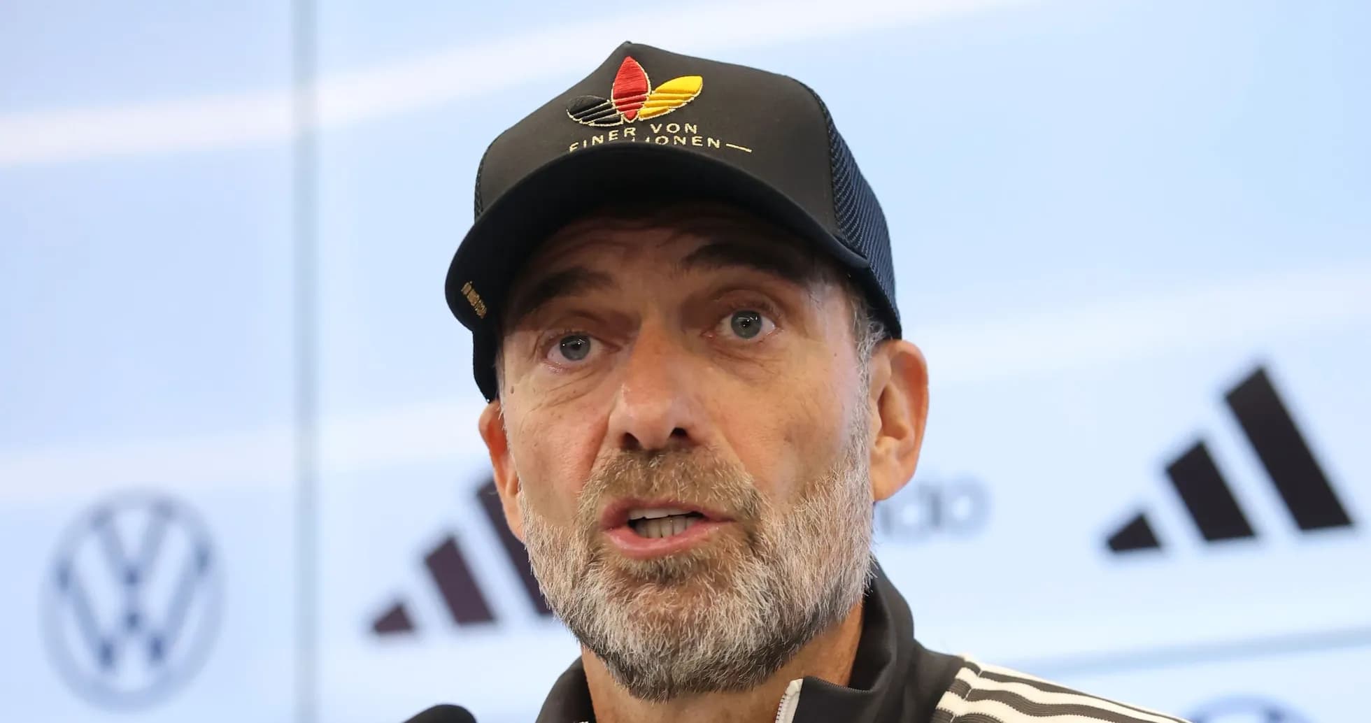 Entrenador hablando en conferencia de prensa