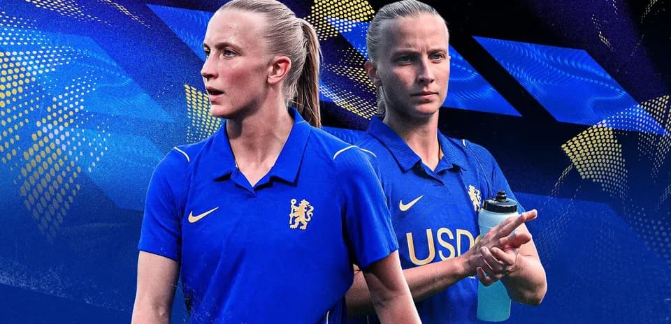 Jugadora de Chelsea en uniforme azul con botella