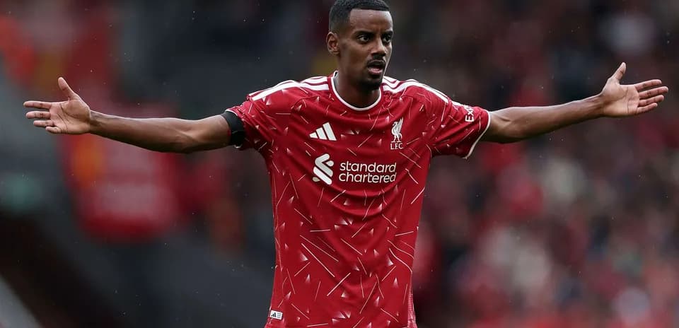 Jugador de Liverpool en acción durante el partido
