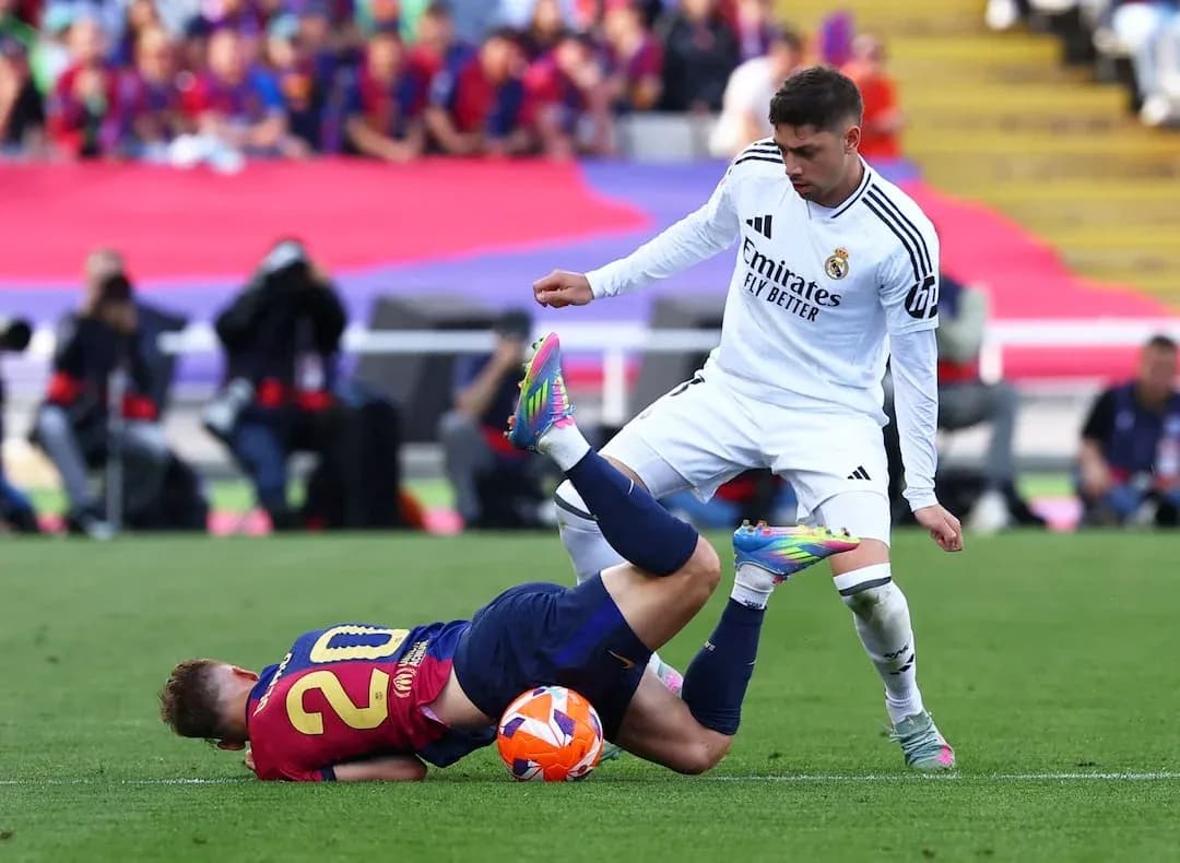 Jugador de Barcelona cae al suelo durante el partido