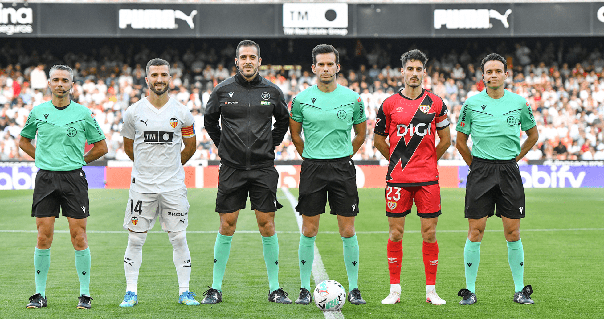 Jugadores y árbitros antes del partido