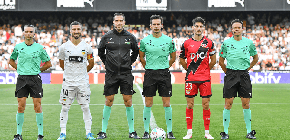 Jugadores y árbitros antes del partido