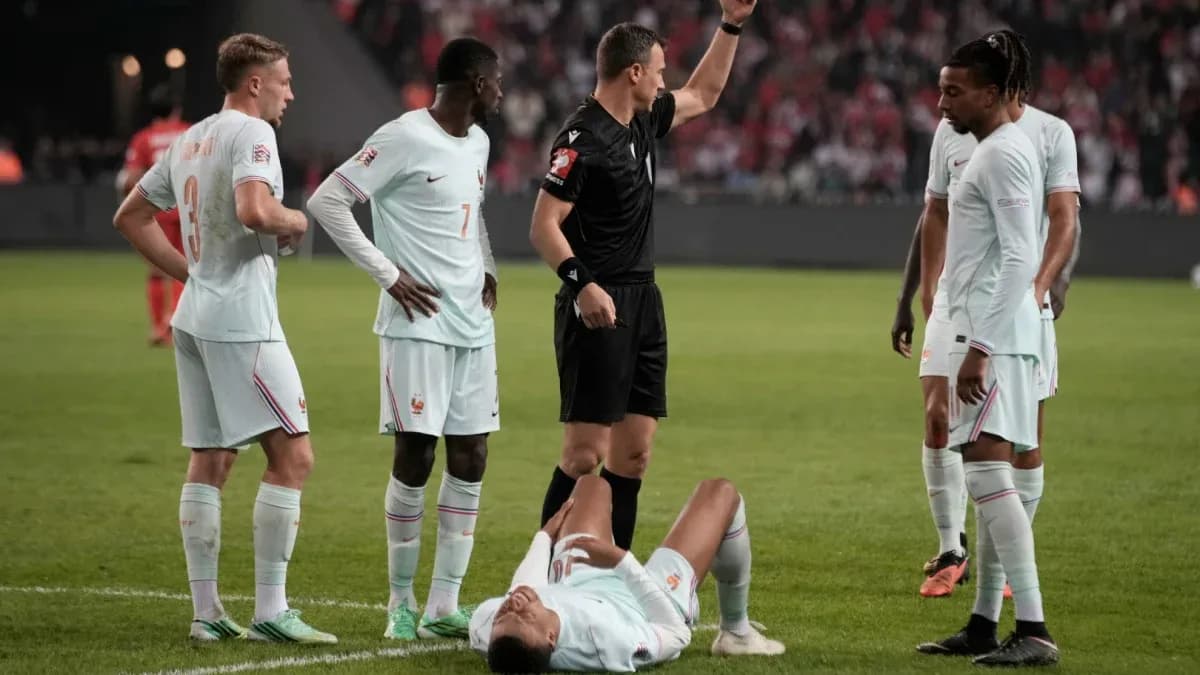 Jugadores de Francia observando a compañero caído