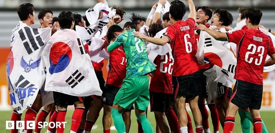Jugadores de Corea del Sur celebrando con banderas