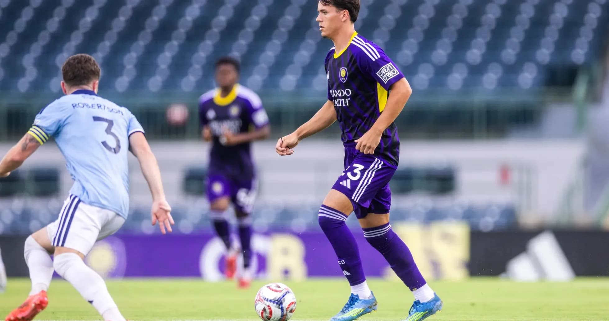 Jugador de Orlando City II con balón en el campo