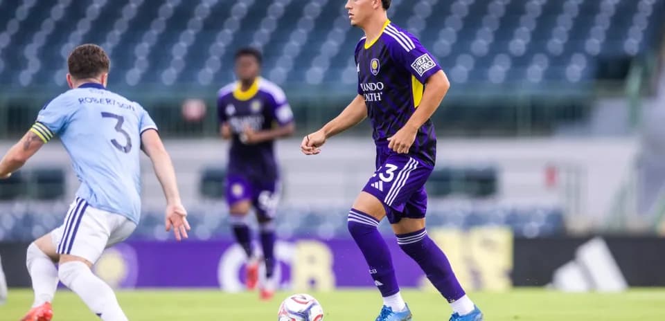 Jugador de Orlando City II con balón en el campo