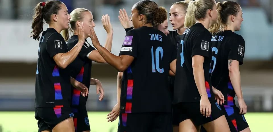 Jugadoras de Inglaterra celebrando un gol en partido