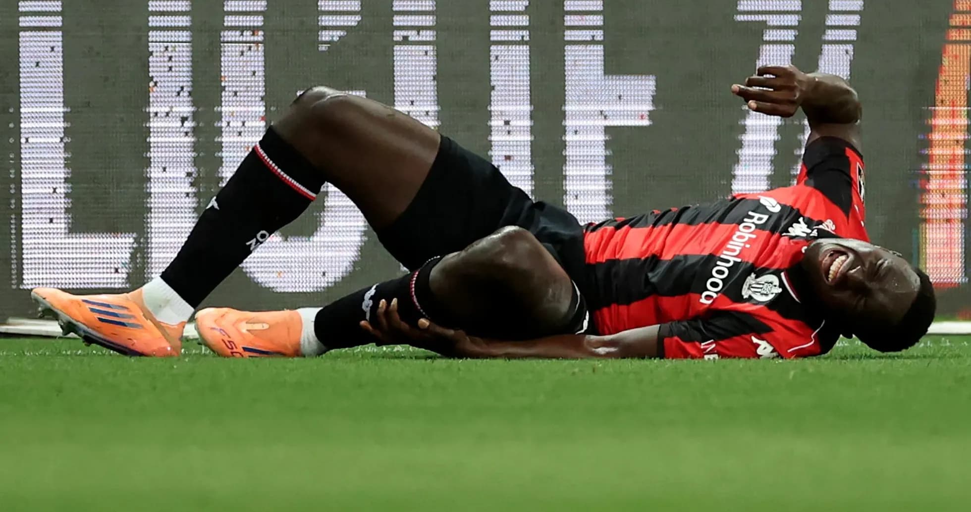 Jugador caído en el campo con dolor